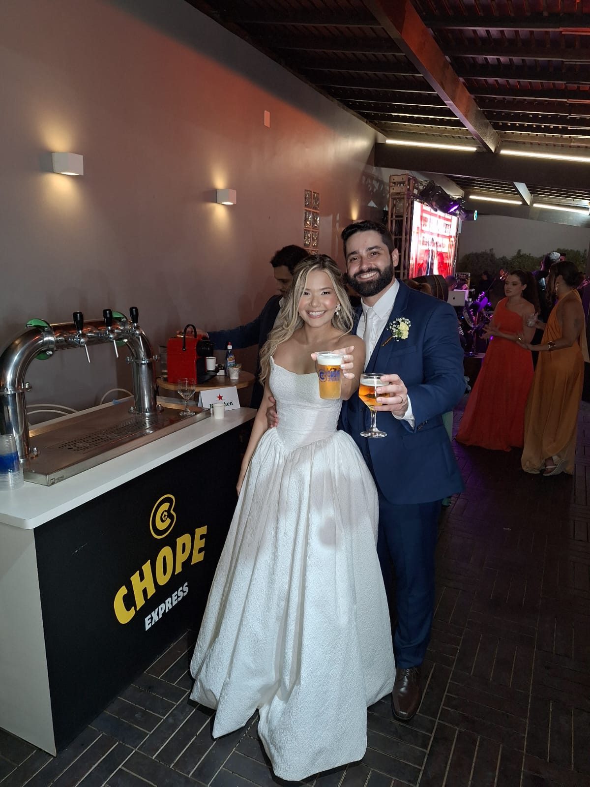 Atendente servindo chopp Heineken