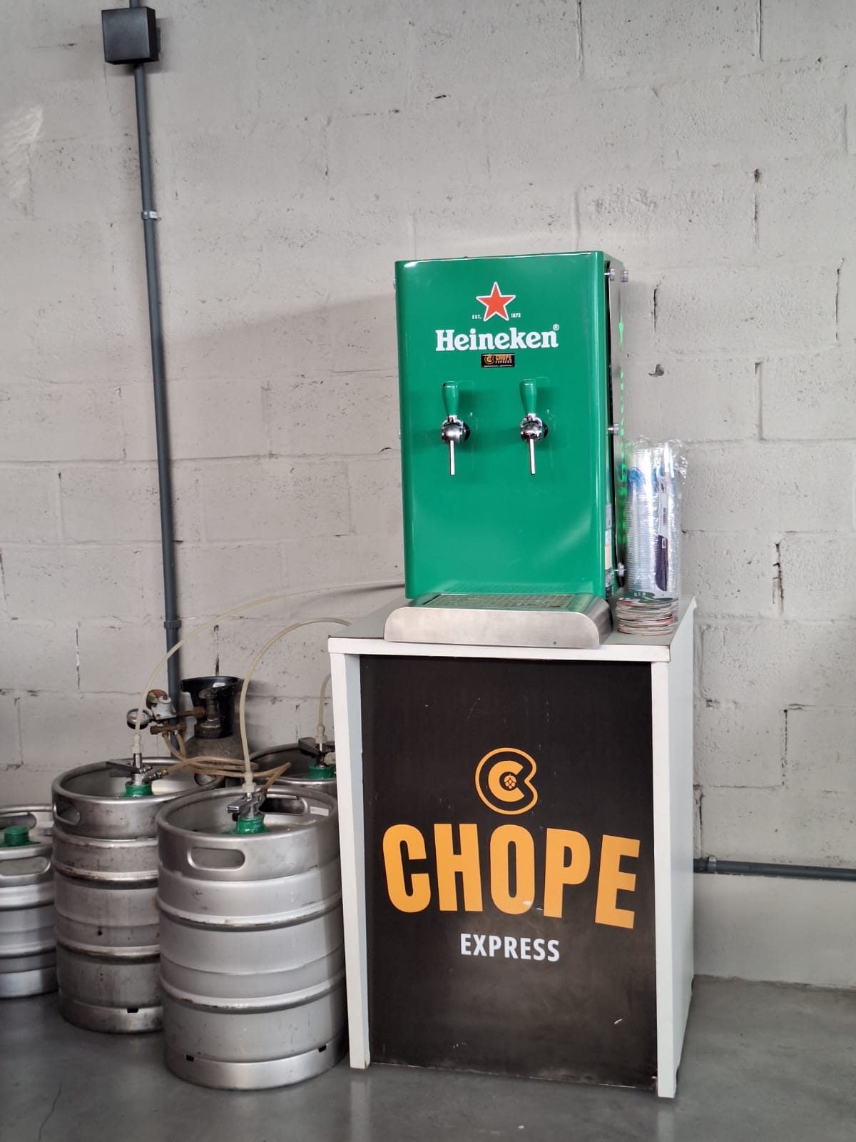 Chopeira Heineken instalada com barris - Chope Express SLZ
